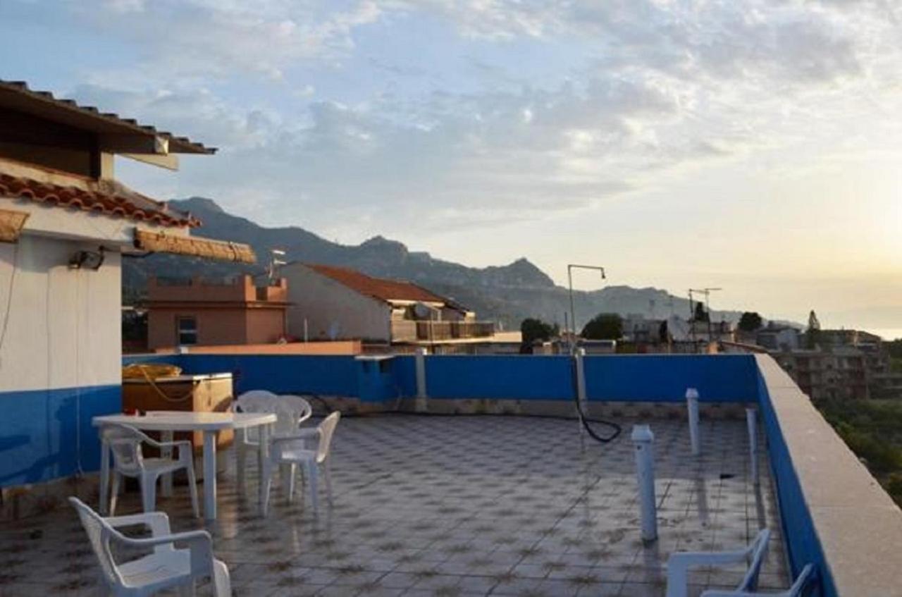 Gianni House Backpackers Hostel Giardini Naxos Exterior foto